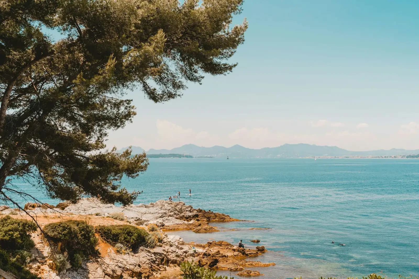 Location de vélos à Antibes — vue panoramique du Cap d'Antibes et du littoral de Juan-les-Pins